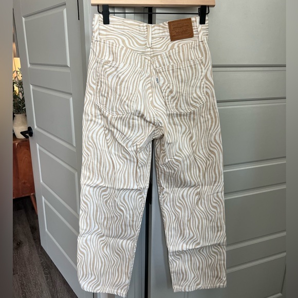 Levi's Ribcage Straight Ankle Jeans in Optic Wavy Heat - Picture 8 of 9